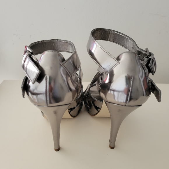Silver Guess heels. Size 5 - Picture 4 of 5